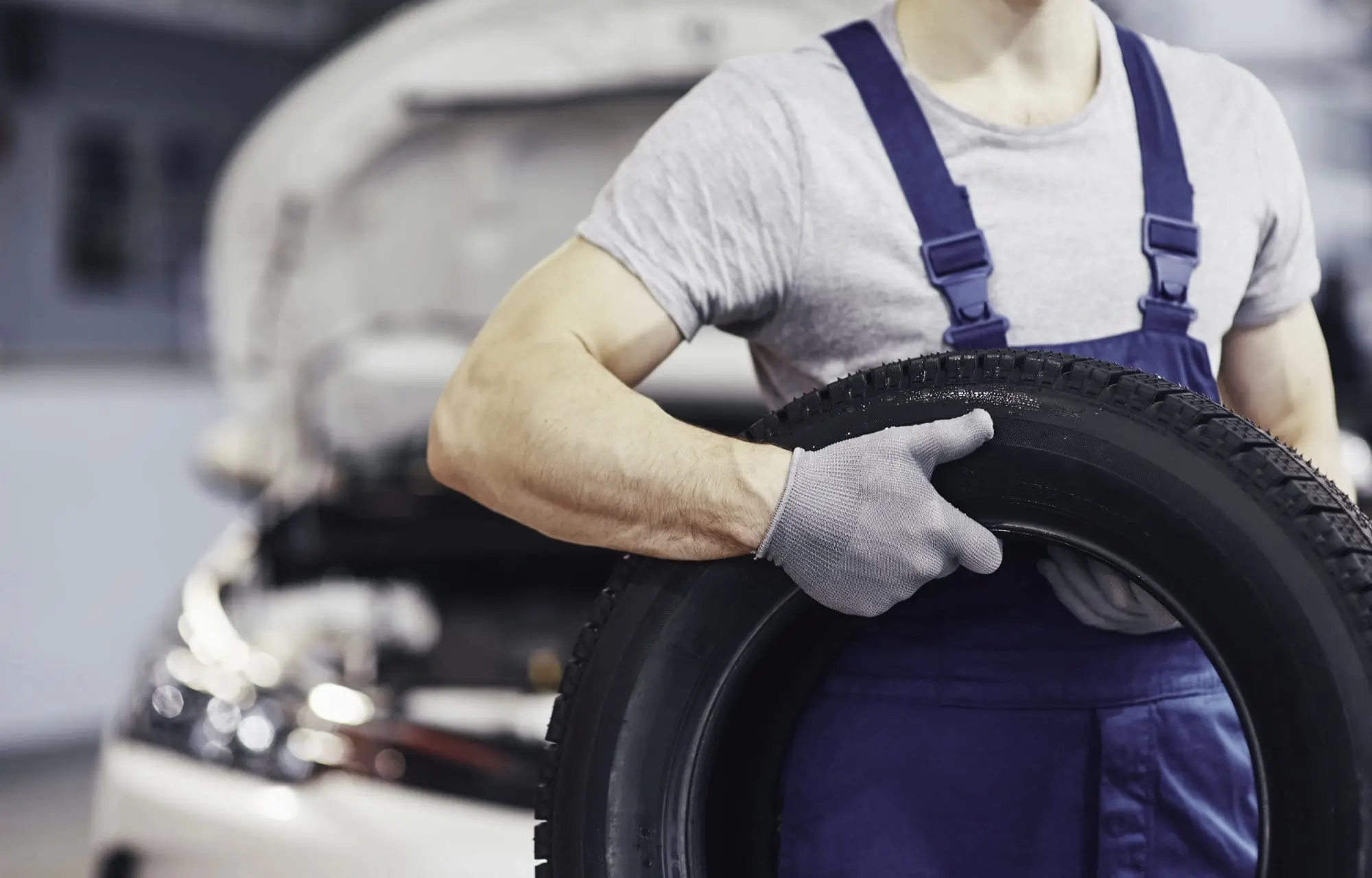 Mobile Tyre Fitting vs Visiting a Garage in London